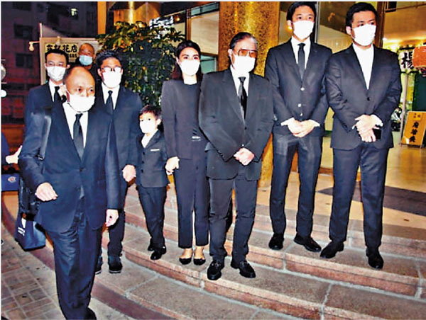 ■霍震霆和兒子霍啟剛、霍啟山、霍啟人、兒媳郭晶晶、長孫霍中曦，霍震寰和太太陳琪琪及兒子霍啟文前晚到殯儀館拜祭。 網上圖片