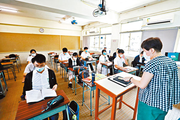 ■培僑中學復課首日，學生安靜上堂，用心聆聽老師教授新知識。 香港文匯報記者  攝