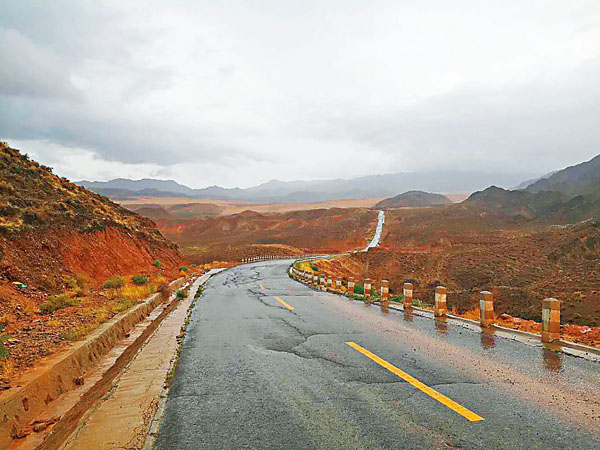 ■公路蜿蜒曲折，路邊的風景像畫卷一般。