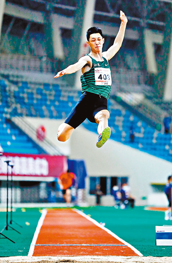 ■王嘉男在決賽中起跳。  新華社