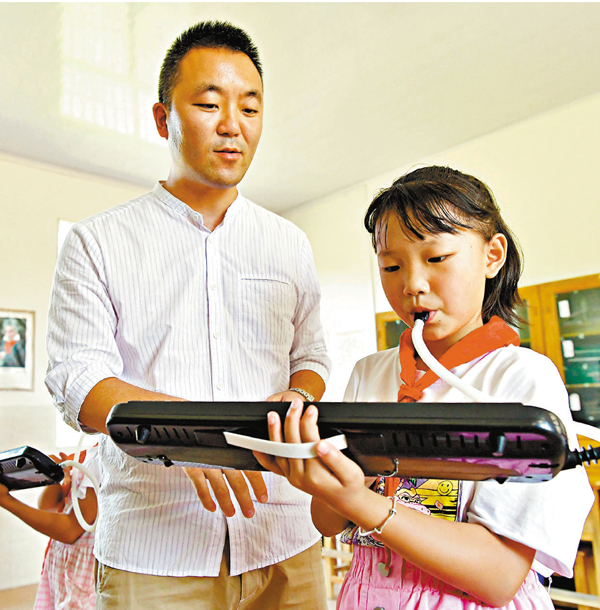 ■楊昊指導學生練習吹奏口風琴。