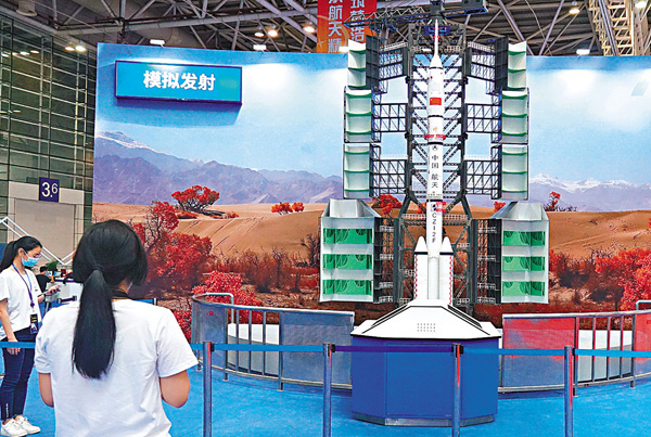 ■航天大會展出模擬發射場面。 香港文匯報記者何德花  攝