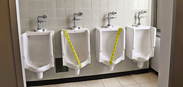 ■加拿大學生在男廁也要保持社交距離。 路透社