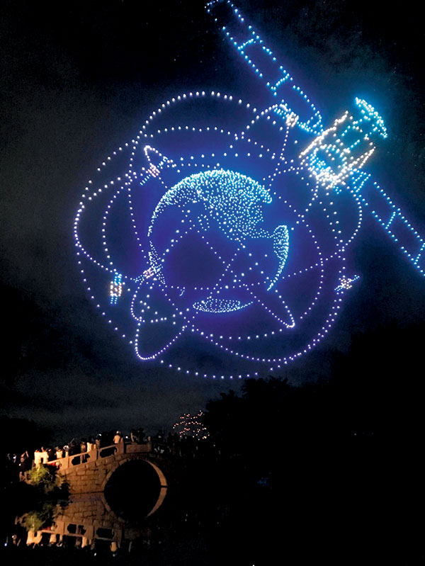 ■無人機變換出北斗衛星系統圖案。受訪者供圖