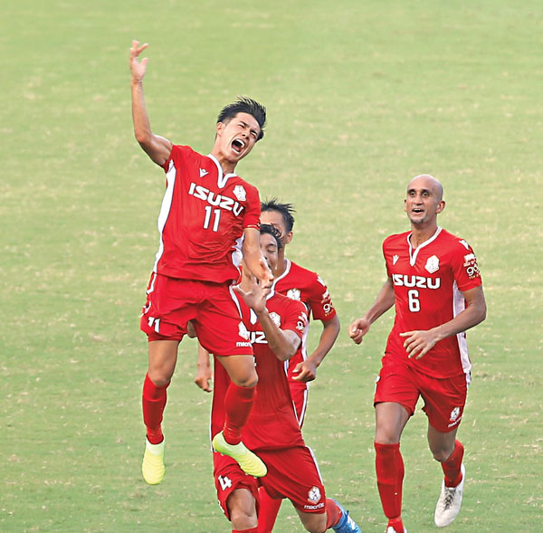 ■ 新加盟的佐佐木周（左）完場前建功為南區爆冷搶分。香港文匯報記者黎永淦  攝