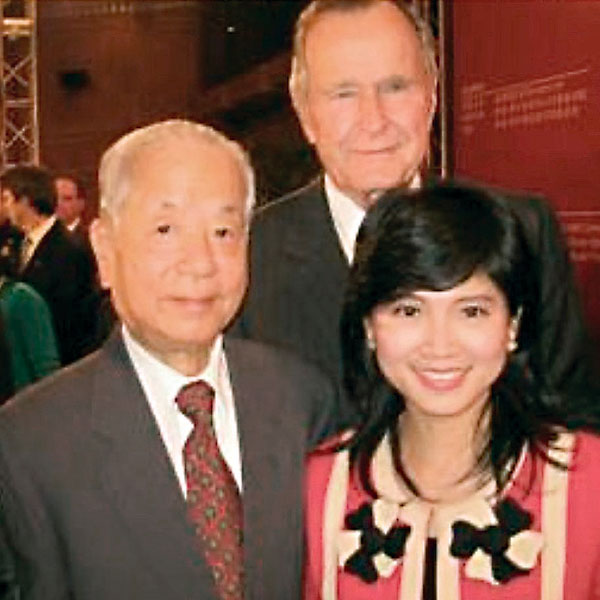 ■中國人民的老朋友前美國總統老布什（中）經常訪華，前中國副總理錢其琛（左）及陳復生（右）。作者供圖