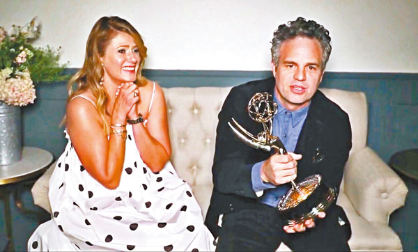 ■麥克雷法路在妻子陪伴下獲獎，特別高興。