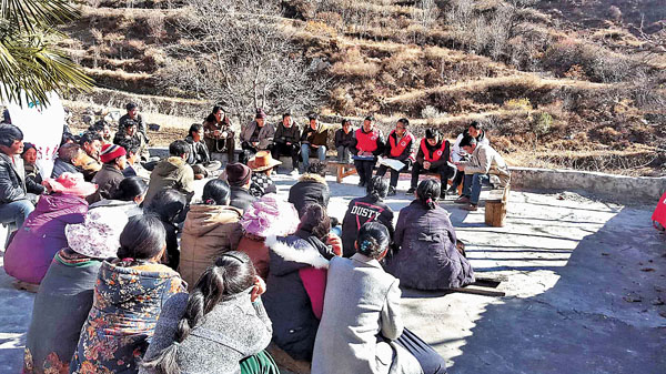 ■王飛在貧困村召開村民大會，宣傳惠民政策和扶貧政策。