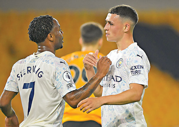 ■菲爾科頓(右)與送上助攻的史達寧慶祝入球。  美聯社