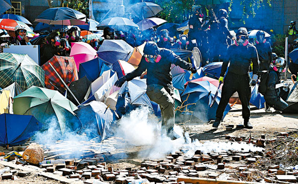 ■過去的衝突示威中，不少激進示威者均蒙面掩飾身份做出各種暴力行為。 資料圖片