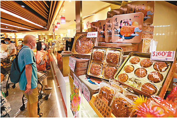 ■有店舖月餅劈價仍賣唔出。 香港文匯報記者 攝