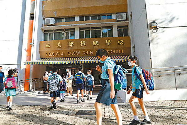 ■曾有人確診的屯門五邑鄒振猷學校昨日如期復課，惟有近四成學生仍選擇繼續留家學習。 香港文匯報記者  攝