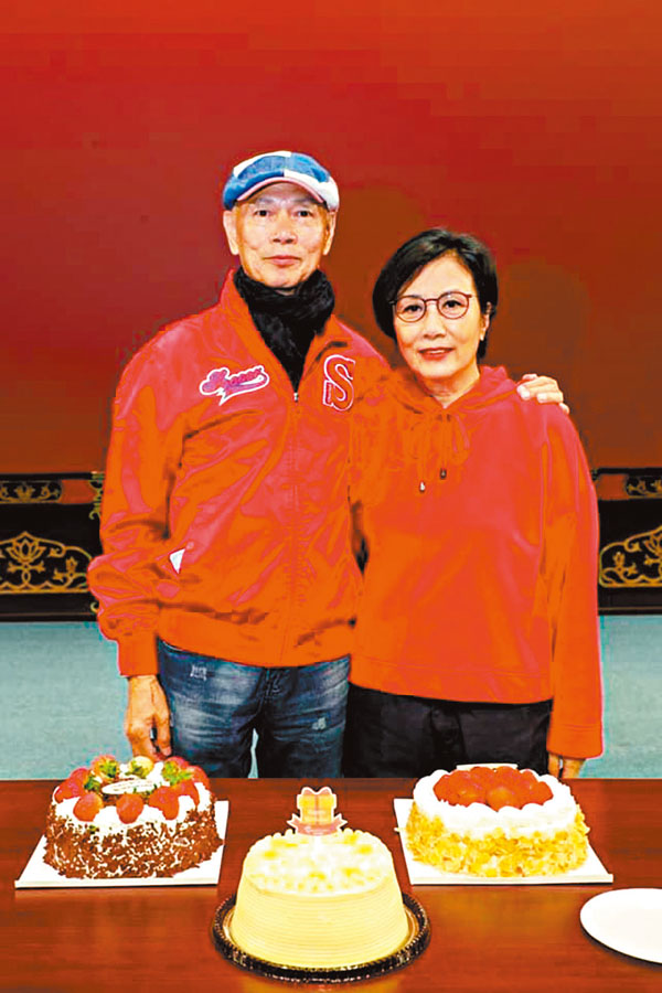 ■ 家英哥精神奕奕，與阿姐一同慶祝。