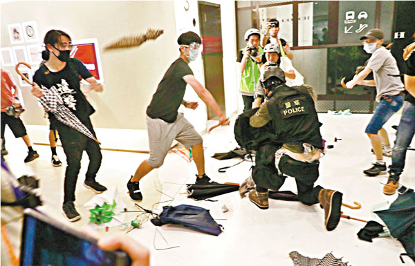 ■去年7月14日,多名暴徒狂毆一名落單的警員。資料圖片