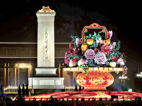 ■滿籃鮮花獻英烈。 作者提供