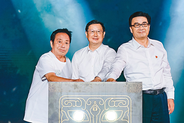 ■胡孝漢（中）、何金平（右）和婁源永共同啟動星空放映活動。 馮雷 攝