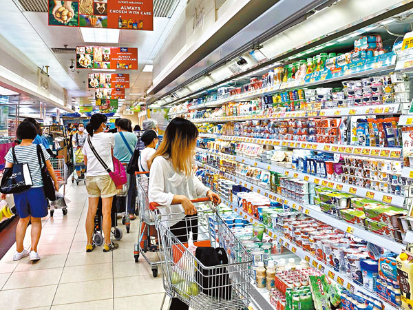 ■黃鳳嫺指出，超市應揀選最受歡迎的貨品凍價。圖為市民正在惠康選購商品。 資料圖片