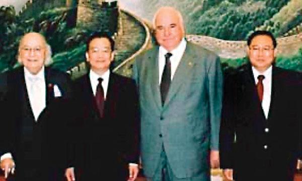 ■德國前總理科爾（右二）、中國前總理溫家寶（左二）、何鴻章大使（左一）等人攝於2005年。 作者供圖