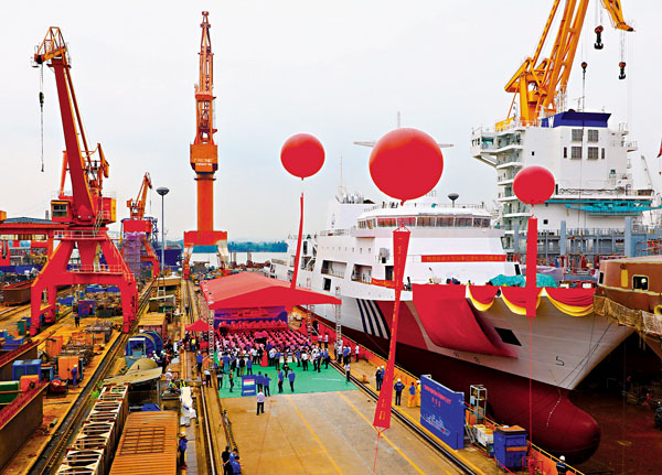 ■中國最大萬噸級海事巡邏船「海巡09」輪29日在廣州成功出塢。 中新社
