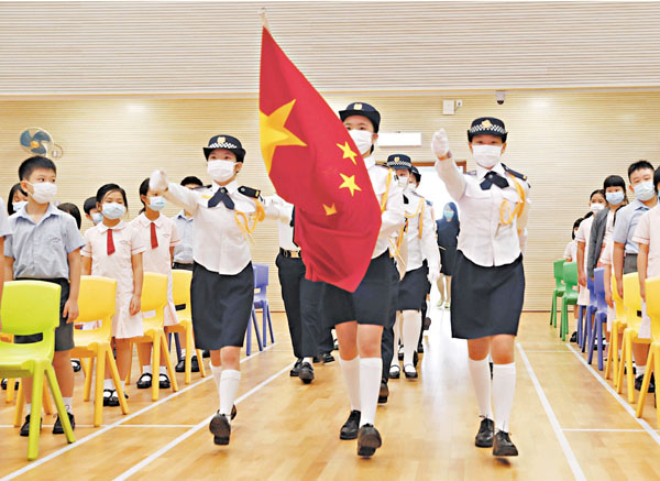 ■ 三名學生周紫晴、梁綽盈及王寶殷當旗手。 香港文匯報記者 攝