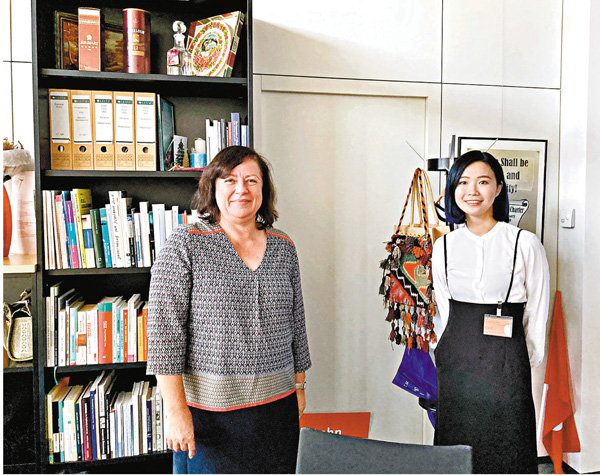 ■鄺頌晴（右）見德國政府人權政策及人道主義援助專員Frau Bärbel Kofler，乞求其干預香港事務。 鄺頌晴fb圖片