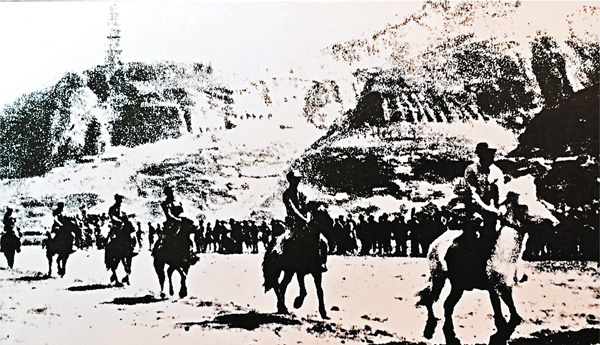 ■中華兒女在《義勇軍進行曲》的歌聲中走向抗戰前線。圖為歷史資料。