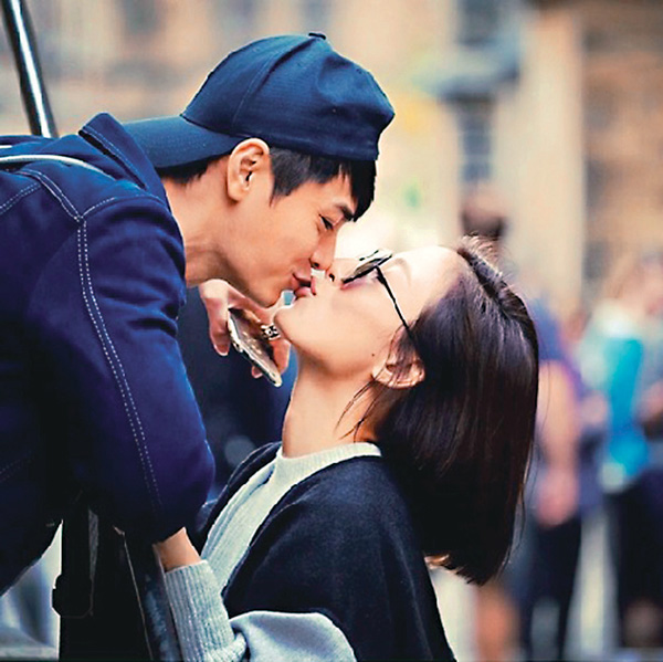 ■ 楊怡與羅仲謙晒甜蜜親吻照。