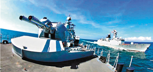 ■ 專家指，有關行動表明解放軍有足夠的能力在台灣島的全島實現以軍事手段解決問題。圖為早前解放軍某驅逐艦支隊進行訓練。 資料圖片