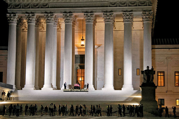 ■金斯伯格逝世後，共和、民主兩黨隨即掀起提名戰。圖為人們在聯邦最高法院前悼念金斯伯格。 資料圖片