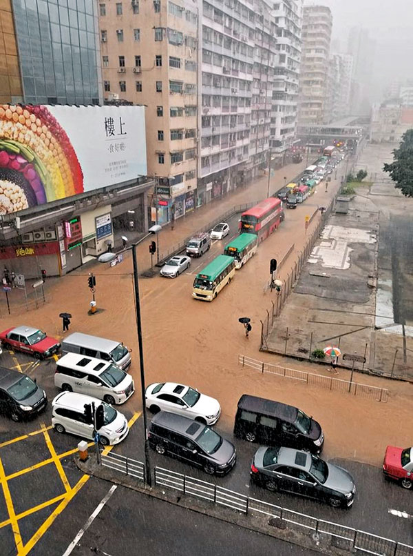 ■昨晨紅色暴雨警告期間,旺角亞皆老街洗衣街十字路口嚴重水浸,一度出現大塞車。 網上圖片