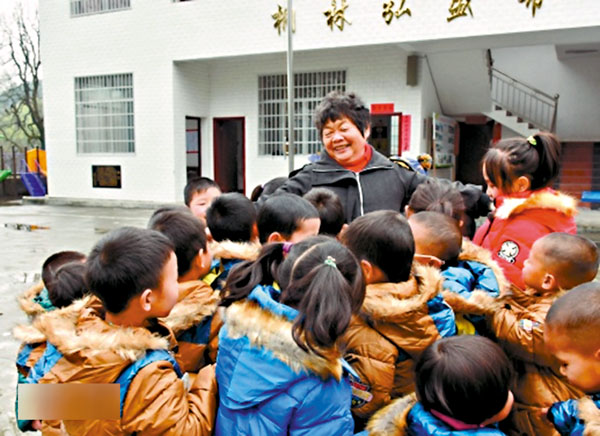 ■周秀芳老師被孩子們包圍着。 網上圖片