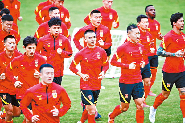 ■中國國家男子足球隊在上海集訓。新華社