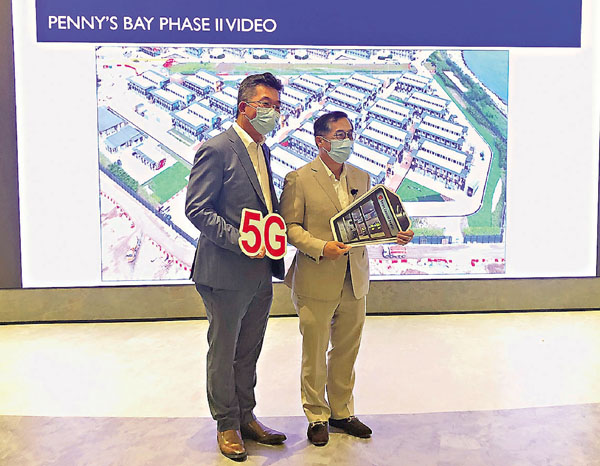 ■劉國昌（左）表示，首創以5G智能監控廠房建造進度。 香港文匯報記者  攝