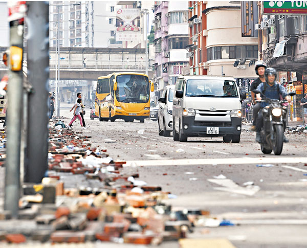 ■去年11月13日全港各區均有暴徒堵路阻塞交通。 資料圖片