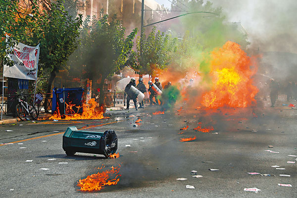 ■示威者在法院外與警方爆發衝突。 路透社