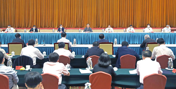 ■9月23日，汪洋在北京與有關民主黨派中央、全國工商聯負責人和無黨派人士代表座談，就相關黨派團體今年開展的「積極推進改革創新，激發經濟發展新動能」調研成果進行協商。 新華社