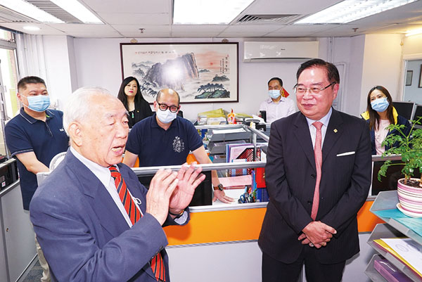 ■林廣兆（左）到訪旭達國際物流集團，蘇永安（右）帶領員工熱情接待。