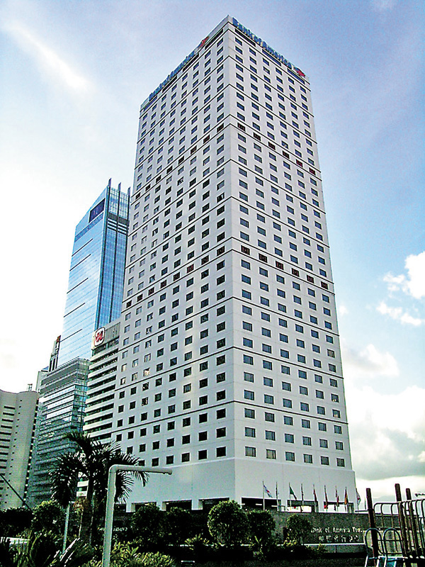 ■ 市傳香港美國商會將自用逾20年的中環的美國銀行中心總部寫字樓作價約1.43億元沽出，呎價約2.4萬元，低市價近兩成。資料圖片