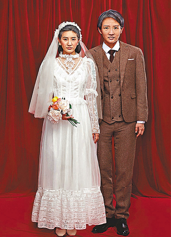 ■朱主愛為新歌《老公公老婆婆》以特效拍照。