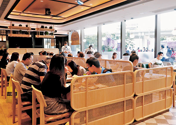 袁國勇指食肆、酒吧及院舍等高危控制點未切實執行社交距離限制措施。香港文匯報記者 攝