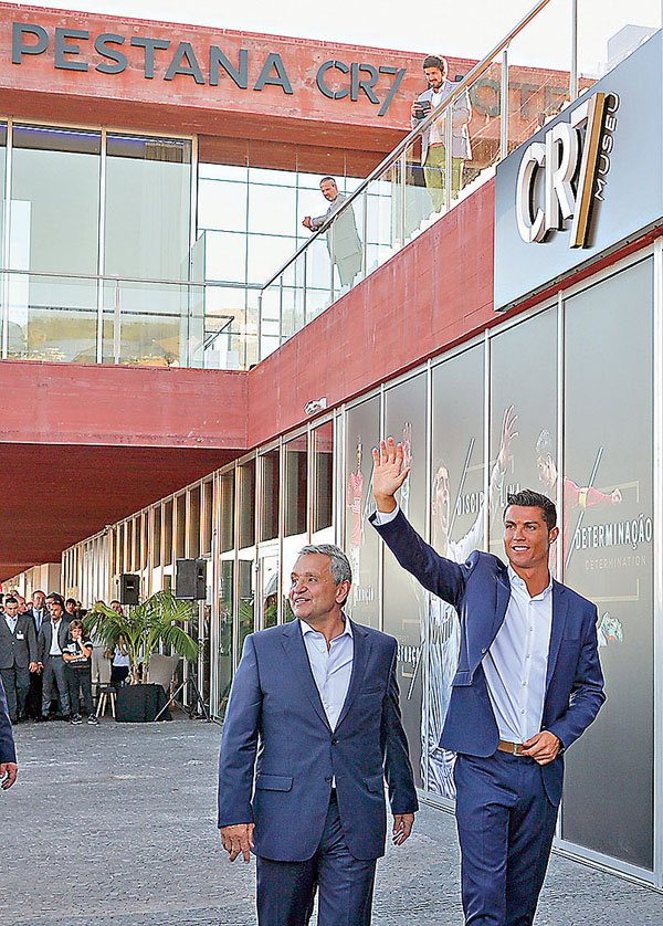 ■C朗(右)和Pestana集團合作開設的首家CR7酒店。 法新社