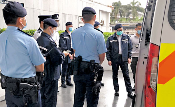 ■昨天「浪卡」襲港期間，鄧炳強（右二）跟衝鋒隊在港島區一帶巡邏，為前線執勤同袍打氣。