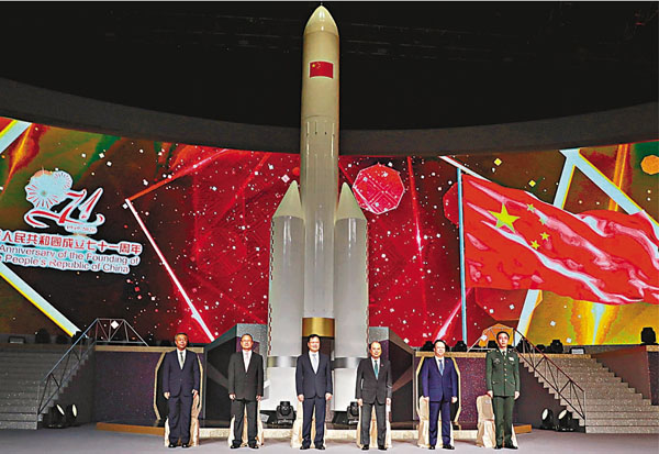 ■國慶文藝晚會昨晚假紅館舉行，張建宗（右三）、陳冬（左三）、譚鐵牛（右二）、楊義瑞（左一）、鄭國躍（右一）、蔡冠深（左二）主禮。 香港文匯報記者  攝