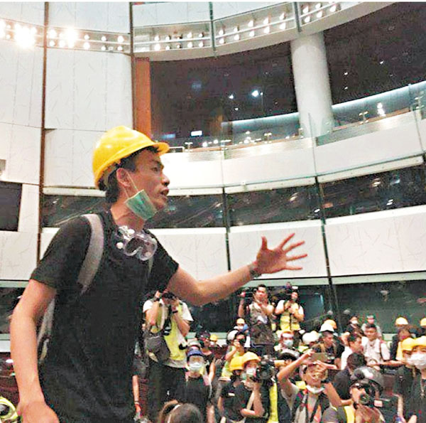 ■梁繼平去年7月1日與大批暴徒衝擊及佔據立法會。資料圖片