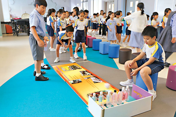 ■環保攤位遊戲很受同學歡迎，從遊戲中學習環保知識。 作者供圖