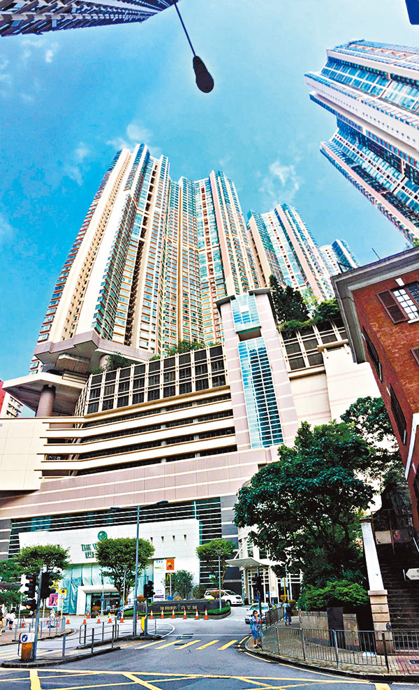 ■西半山豪宅寶翠園前身為西環政府高級公務員宿舍，是首個以合作社建屋的試點。 香港文匯報記者  攝