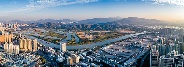 ■福田保稅區已逐步轉型為創科產業區。圖為保稅區與河套區全景。 香港文匯報深圳傳真