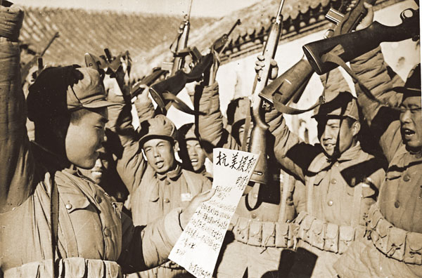 ■ 中國人民志願軍戰士抗美援朝群情激昂。