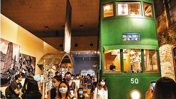 ■香港歷史博物館的《香港故事》常設展覽關閉，大批市民把握最後機會入場參觀，有指甚受歡迎的電車有機會保留。   中通社