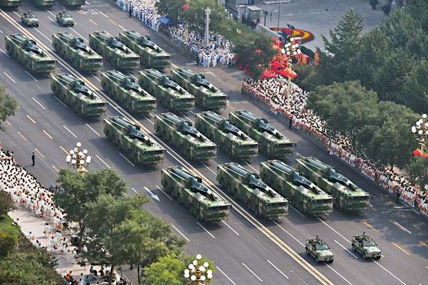 ■與老款導彈相比，「東風-17」射程更遠，且精確度更高。圖為去年10月1日，慶祝中華人民共和國成立70周年大會上受閱的「東風-17」常規導彈方隊。 資料圖片